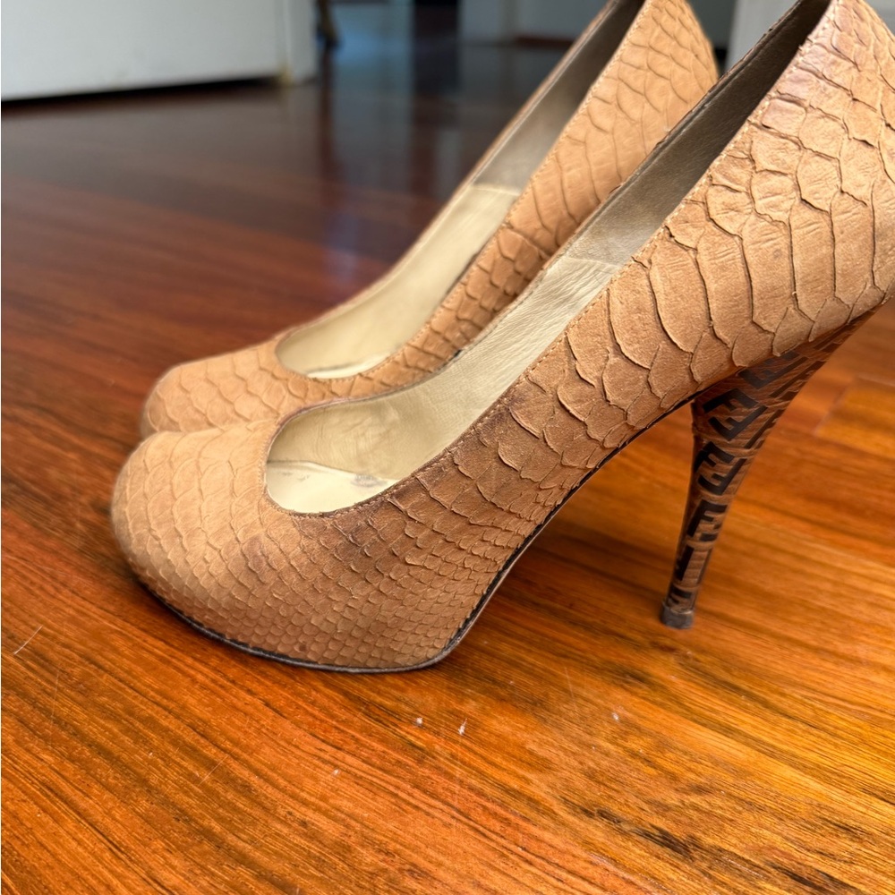 Fendi Brown Textured Heels - Picture 6 of 16